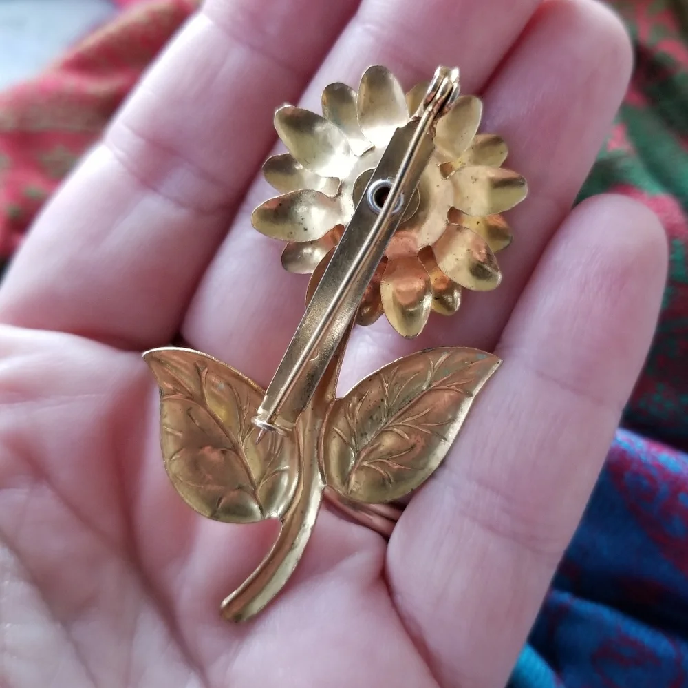 Vintage daisy flower brooch gold tone clear rhinestone flower pin